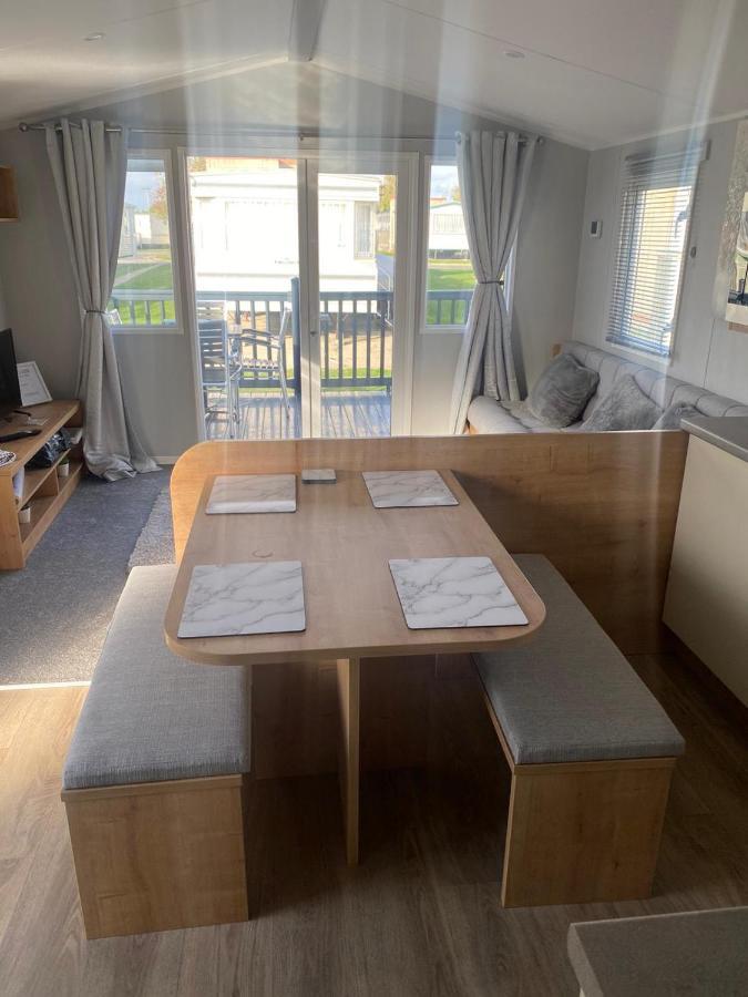 Modern 3 Bedroom Caravan Near The Campsite Walton-on-the-Naze