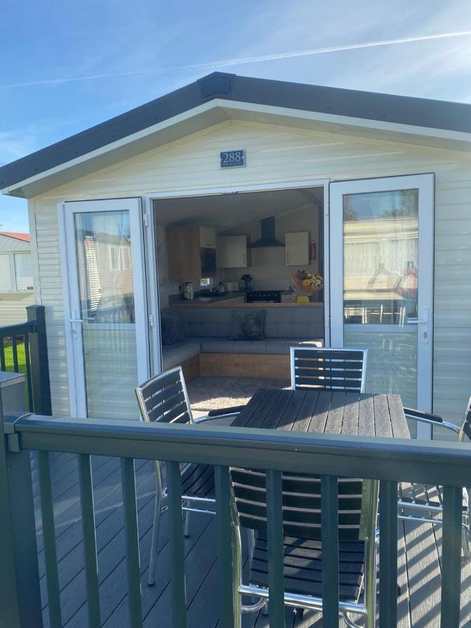 Modern 3 Bedroom Caravan Near The Campsite Walton-on-the-Naze
