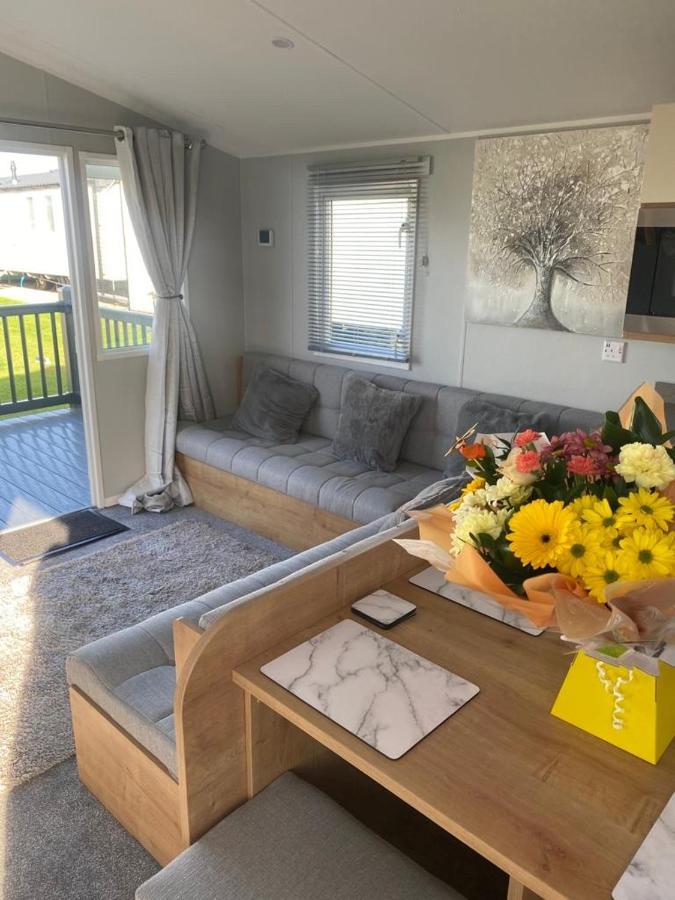 Modern 3 Bedroom Caravan Near The Walton-on-the-Naze