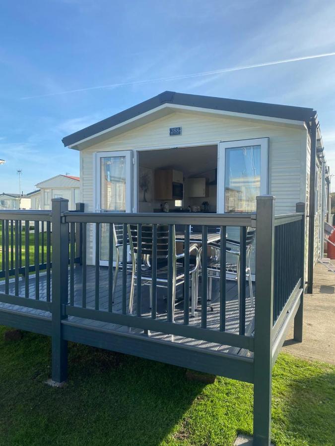 Modern 3 Bedroom Caravan Near The Walton-on-the-Naze